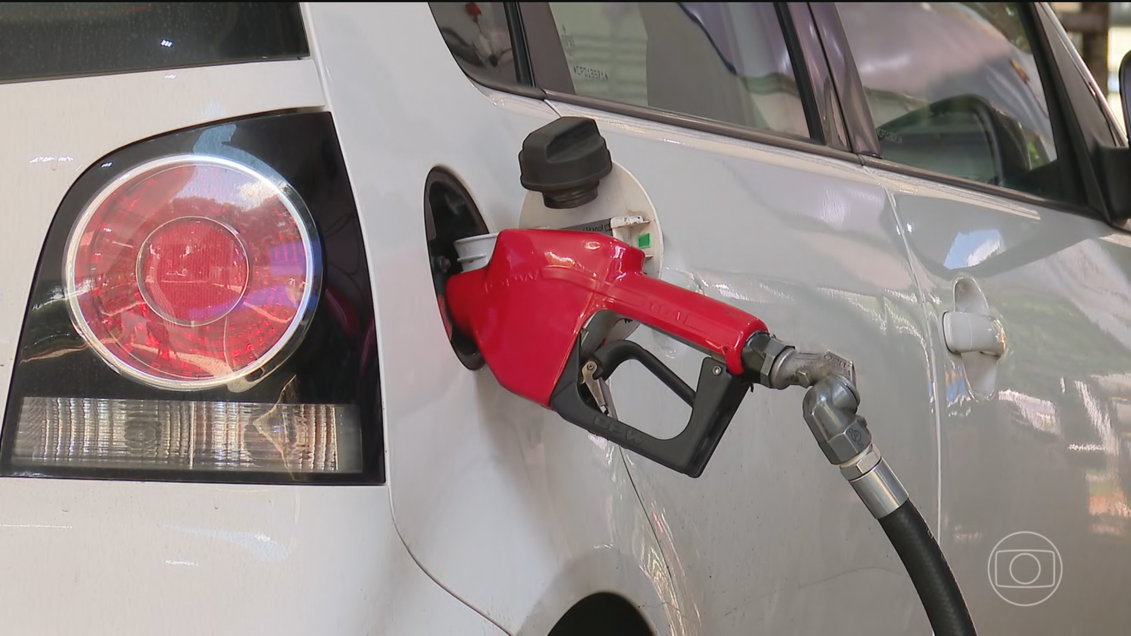 Petróleo em alta encarece diesel e gasolina; veja como guerra pesa no bolso do brasileiro