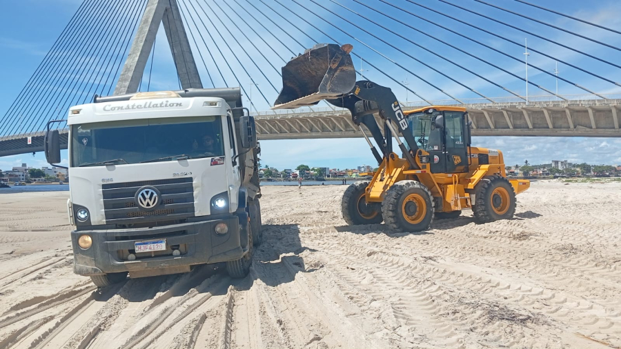 Prefeitura de Ilhéus intensifica limpeza das praias para retirada de baronesas