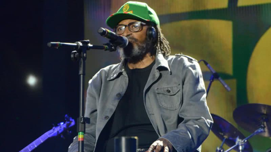 Edson Gomes canta Fogo na Babilônia e faz alegria da nação regueira no Lollapalooza