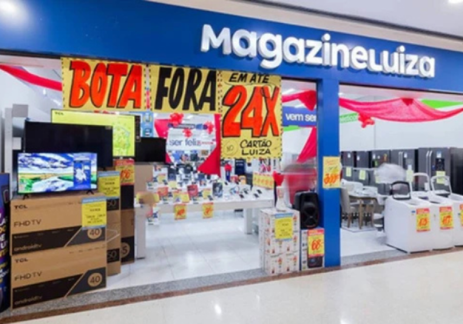Magazine Luiza é condenada a pagar R$ 8 mil a funcionário por obrigá-lo a cantar hino da loja