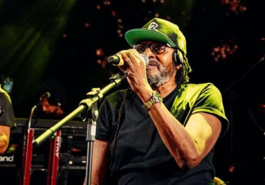 VÍDEO: Edson Gomes chama beneficiários do Bolsa Família de 'escravos' em show na Bahia