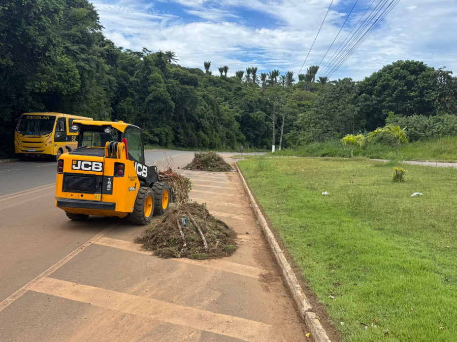 Salobrinho e área próxima à UESC recebem serviços de roçagem e limpeza