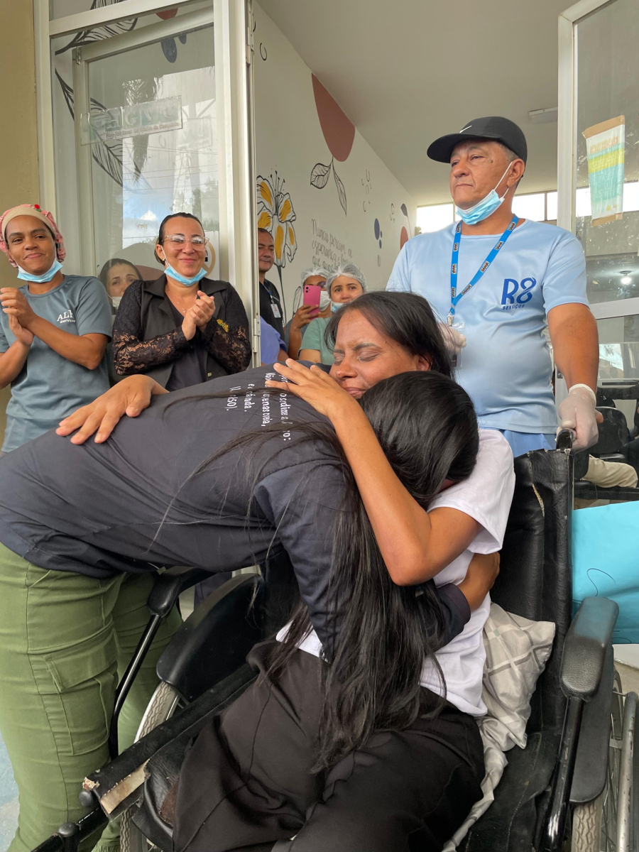 Depois de 98 dias internada, turista picada por cobra no sul da bahia tem alta médica