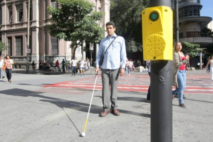 Salvador terá 20 novos semáforos sonoros para auxiliar a travessia de pedestres com deficiência visual