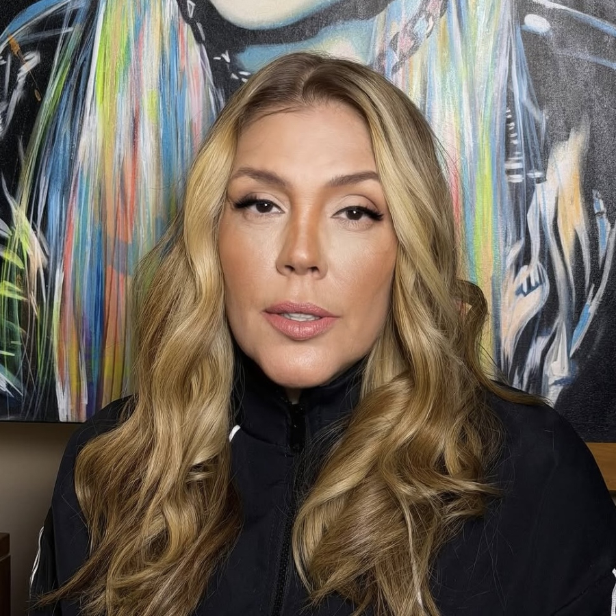 Simony anuncia remissão completa do câncer e se emociona: ‘Falaram que não tinha cura’