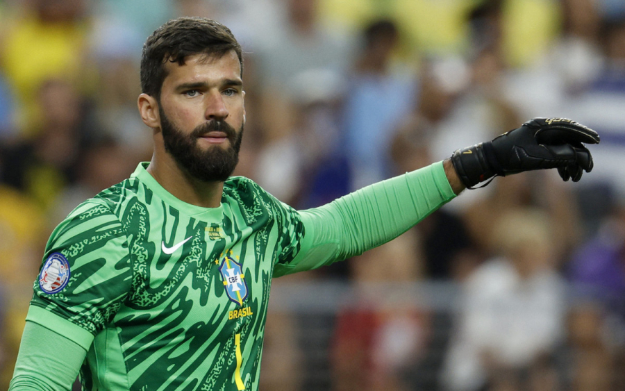Preocupação para Copa? Alisson só volta no fim da temporada europeia, confirma técnico do Liverpool