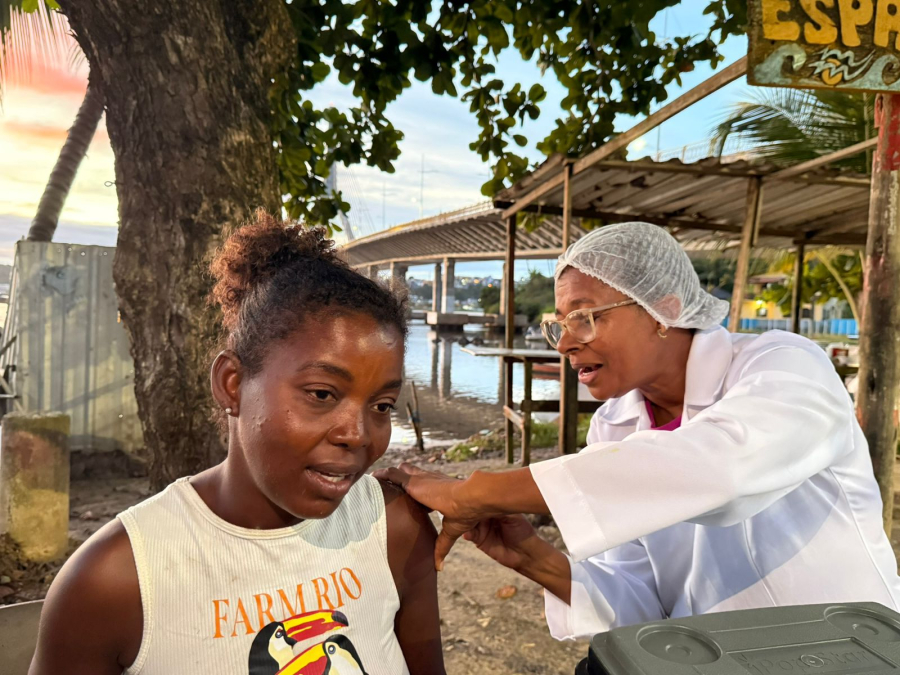 Consultório na Rua leva vacinação contra a gripe à população em situação de rua em Ilhéus