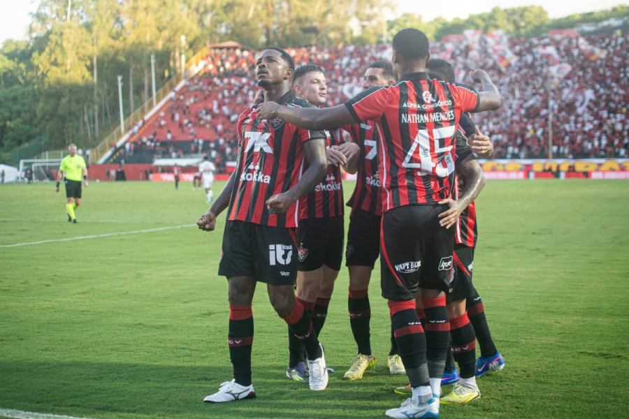 Vitória bate o São Paulo no Barradão e ganha fôlego na tabela do Brasileirão