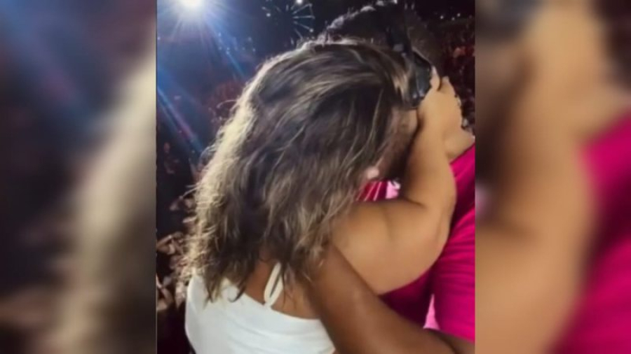 Cantor vira alvo do MPF após brincadeira de beijo com mulher em palco e contratos podem ser afetados; ASSISTA