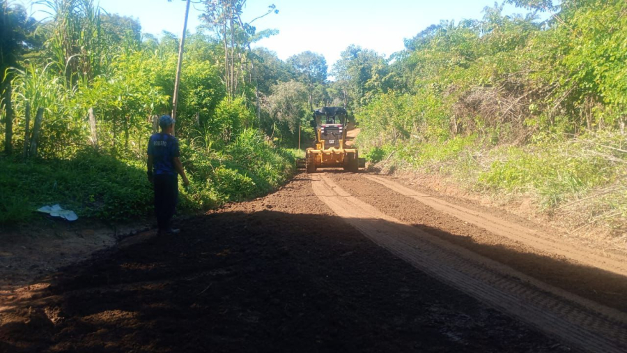 Prefeitura realiza manutenção de estradas em Tibina