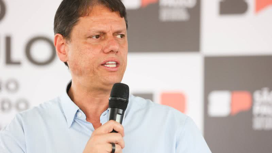 Tarcísio faz aceno a possível adversário de Flávio Bolsonaro na corrida presidencial