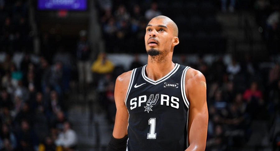 Gigante de 2,24, Wembanyama é eleito Defensor do Ano da NBA e faz história aos 22 anos