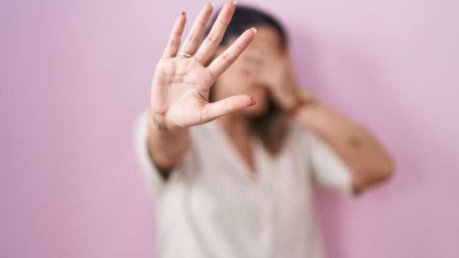 Ex-modelo vira moradora de rua e é flagrada ao revirar lixo; saiba quem