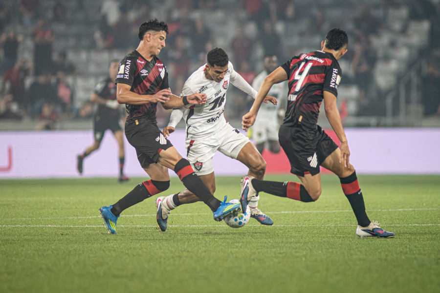 Em jogo movimentado, o Vitória sofre virada para Athletico-PR nos acréscimos e segue sem vencer fora de casa na Série A