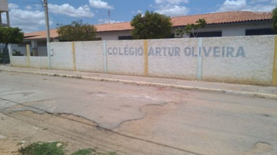 Professor é afastado após ficar pelado em frente aos alunos em colégio na Bahia