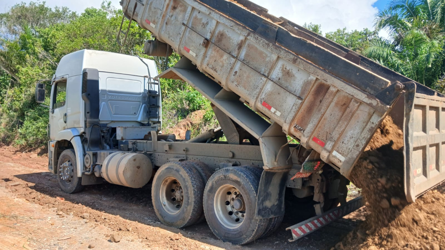 Estrada Olivença–Sapucaeira recebe encascalhamento e garante melhor acesso à comunidade