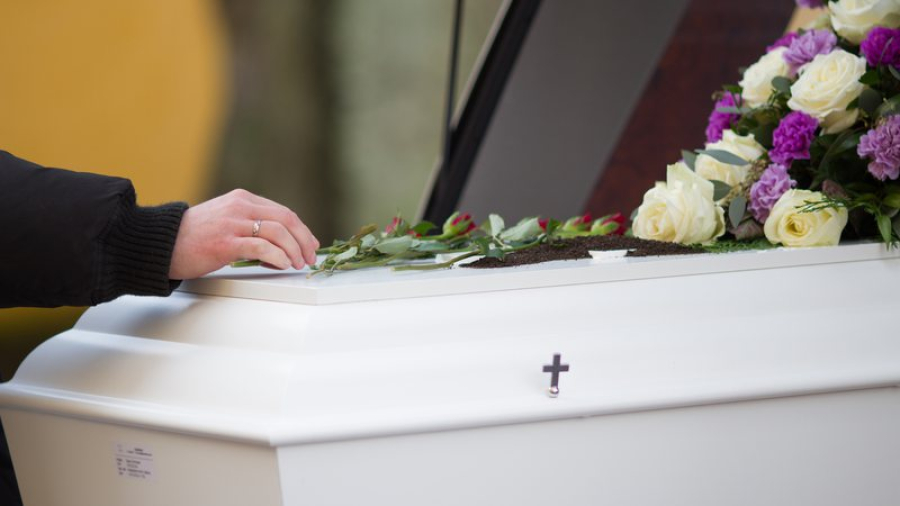 Idoso 'ressuscita' em funerária após ser declarado morto por hospital; entenda