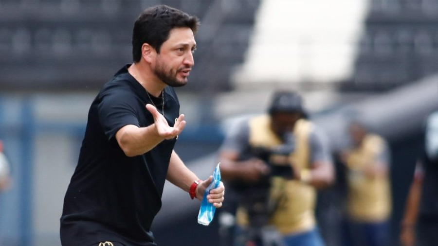 Arthur Elias explica conflito de horários entre jogos do Brasil
