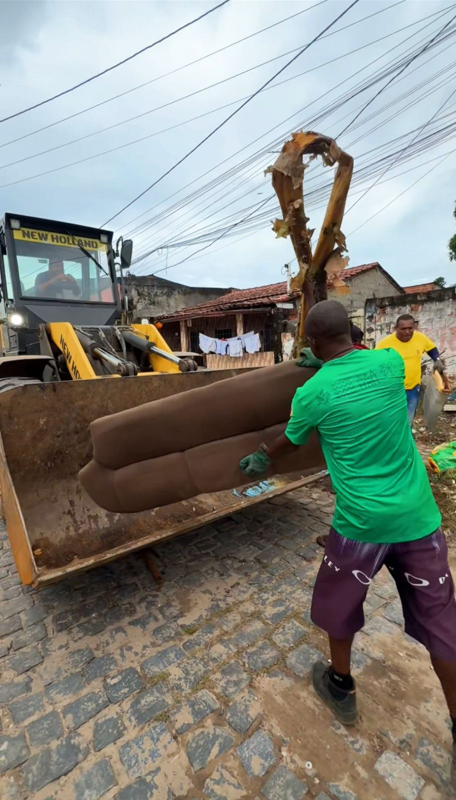 Prefeitura de Ilhéus realiza coleta de móveis em desuso no Nelson Costa