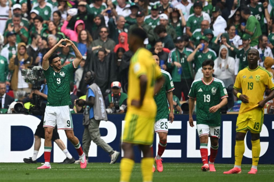 Com Estádio Azteca lotado e três expulsões, México vence em uma abertura de Copa do Mundo pela primeira vez