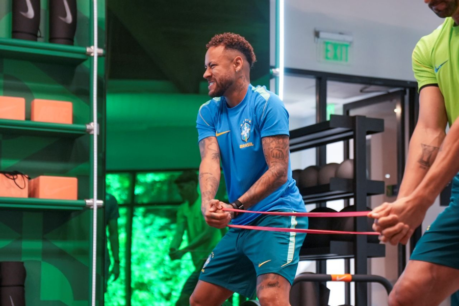 VÍDEO: Neymar volta a treinar no campo e avança em recuperação rumo ao retorno na Copa do Mundo