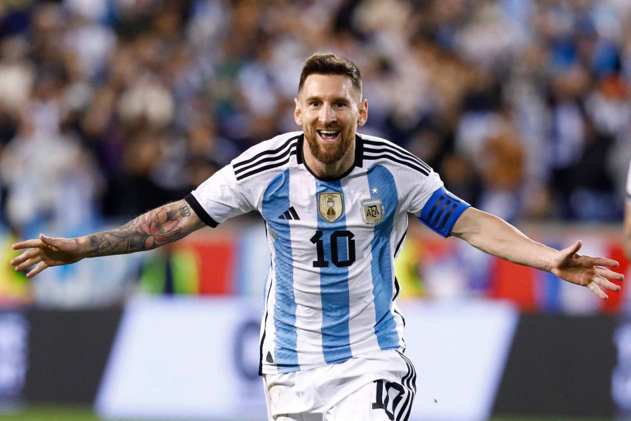 Messi se torna o nono jogador a marcar três gols na estreia de sua seleção em uma Copa do Mundo; veja lista