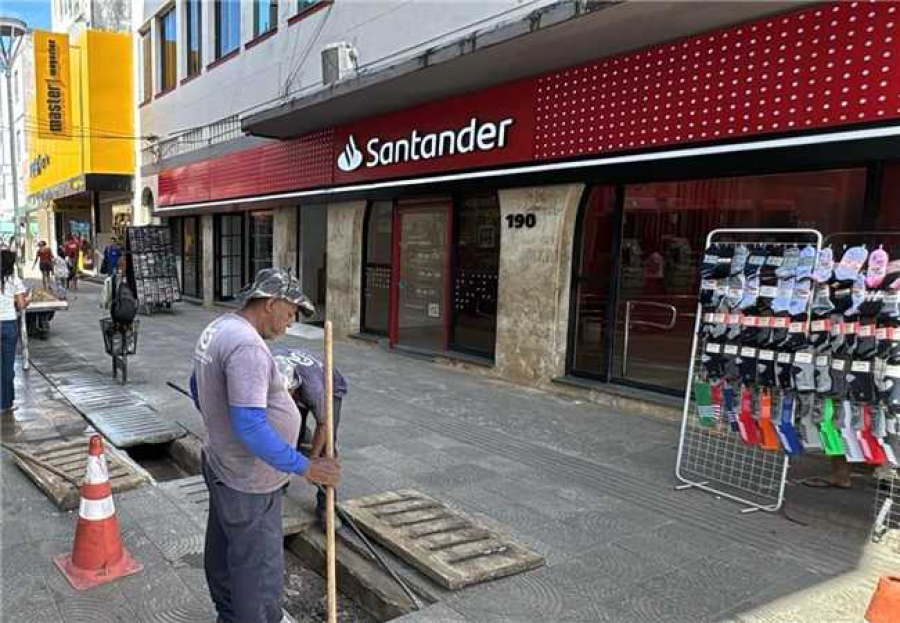 Prefeitura realiza limpeza preventiva de canaletas no Calçadão da Rua Marquês de Paranaguá